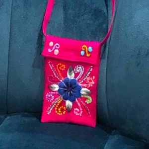 Beautiful lil’ bag.  Perfect for cell phone, credit cards, ID & cash.  🌺